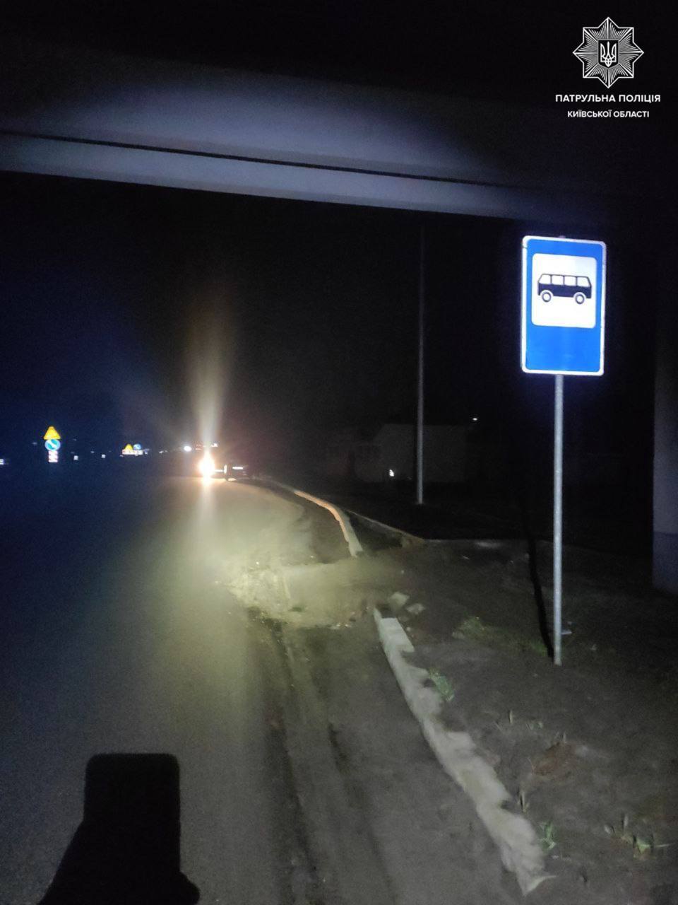 В Киевской области пьяный водитель легковушки едва не въехал в остановку. Фото и подробности