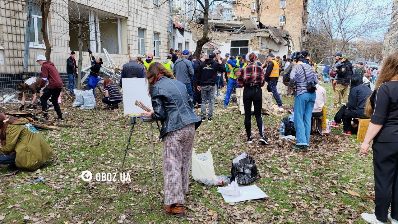 В Киеве более 200 человек устроили "Бойчуковскую толоку" возле поврежденного здания академии на Печерске. Фото и видео