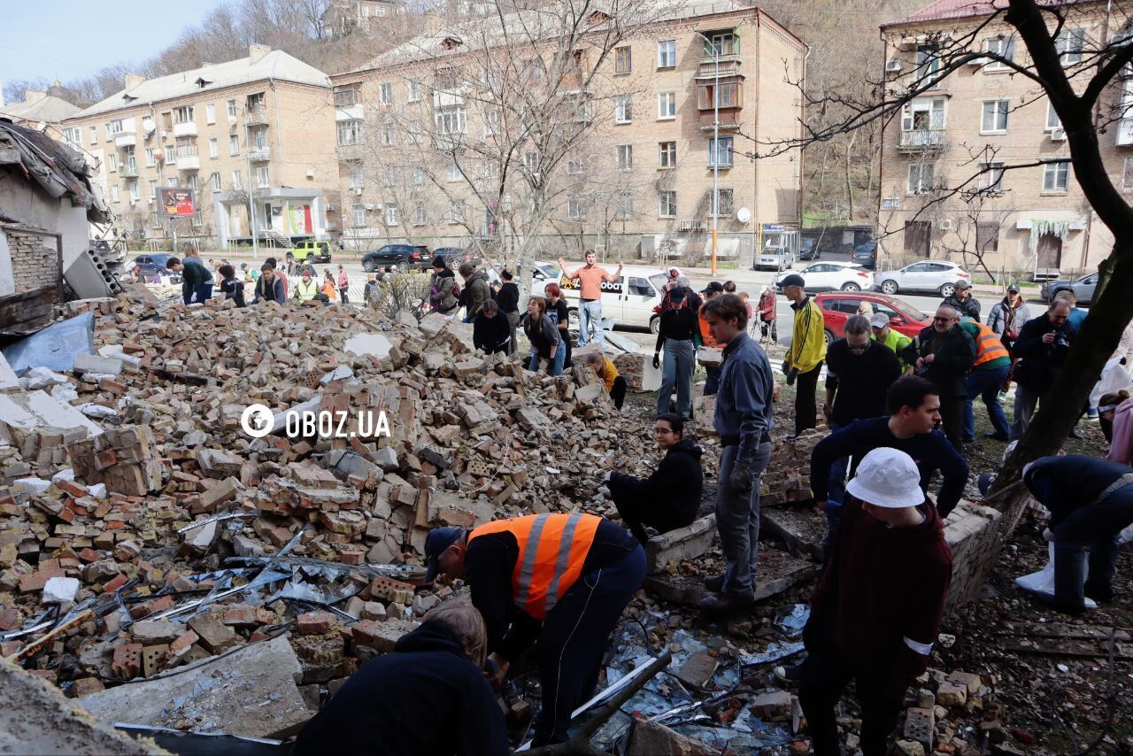 У Києві понад 200 осіб влаштували "Бойчуківську толоку" біля пошкодженої будівлі академії на Печерську. Фото і відео 