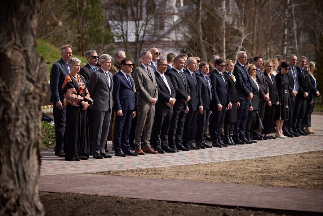 Зеленский в Буче почтил память убитых оккупантами украинцев. Фото и видео