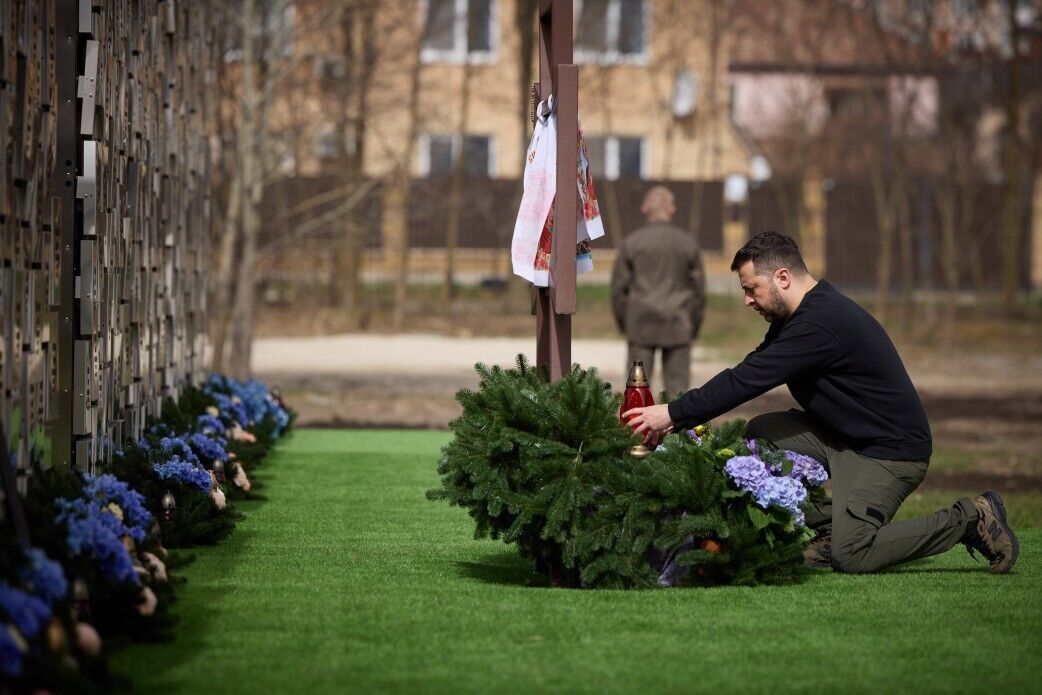 Зеленский в Буче почтил память убитых оккупантами украинцев. Фото и видео