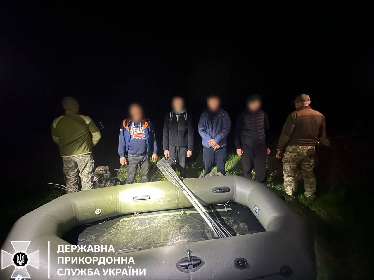 Прикордонники зловили чотирьох українців, які йшли на прорив Тиси з надувним човном