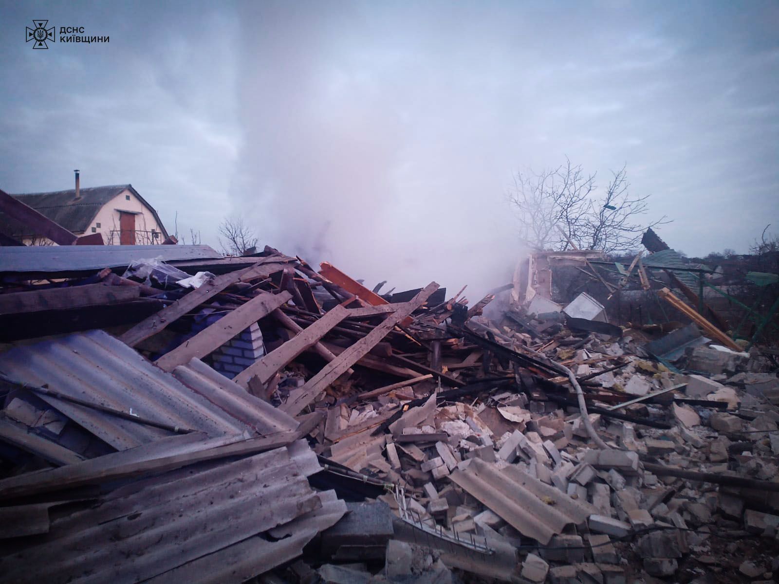 На Київщині стався вибух: зруйновано будинок, є постраждала. Фото і відео