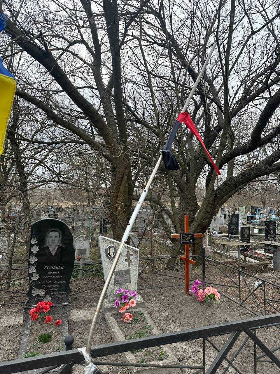 Могилу украинского воина осквернили вандалы