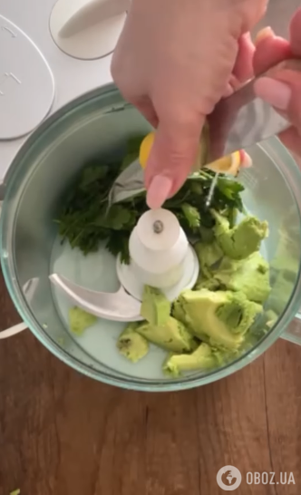 Весенний зеленый салат с интересной заправкой: очень простые ингредиенты