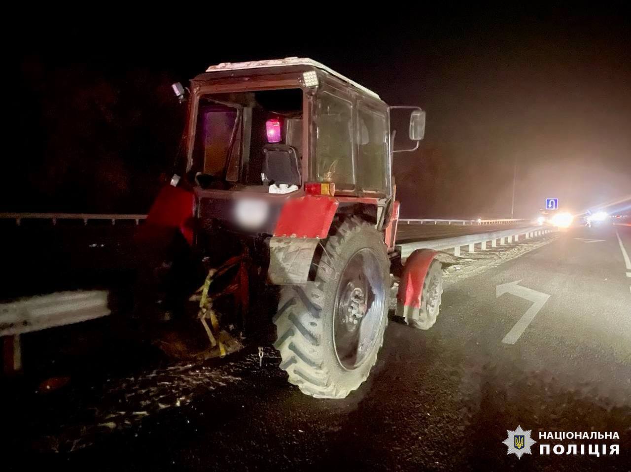 В Киевской области произошло ДТП с участием трактора и двух легковушек: пострадал подросток. Фото