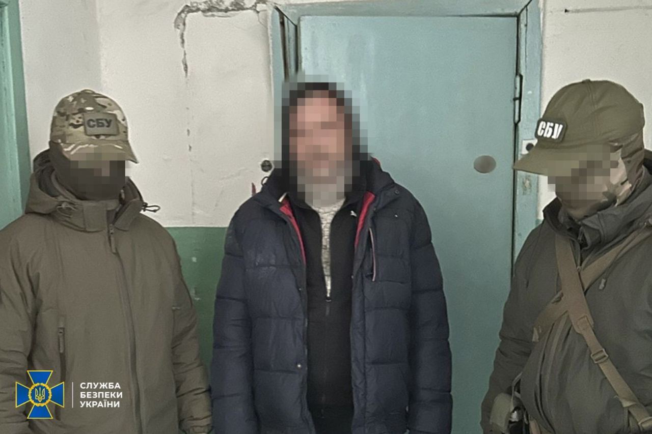 СБУ затримала в Дніпрі зрадника, який допомагав окупантам виявити радіолокаційні станції ЗСУ. Фото