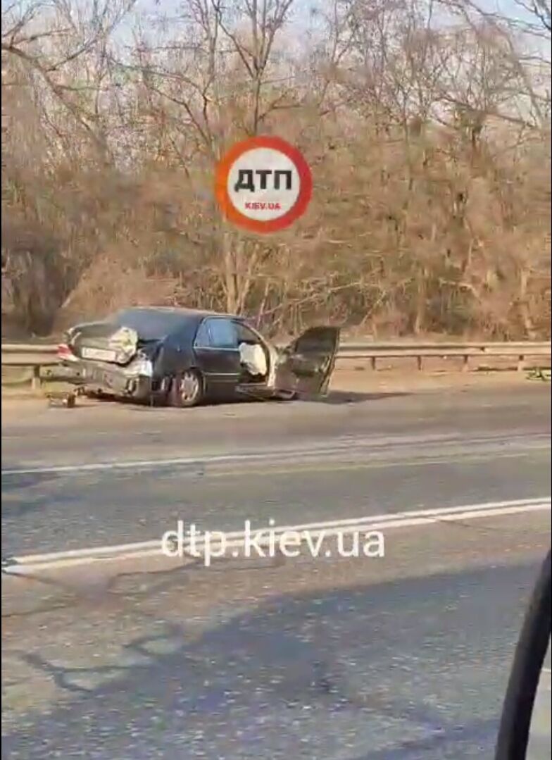 В Киеве столкнулись грузовик и Mercedes: двигатель легковушки улетел минимум на 10 метров. Видео