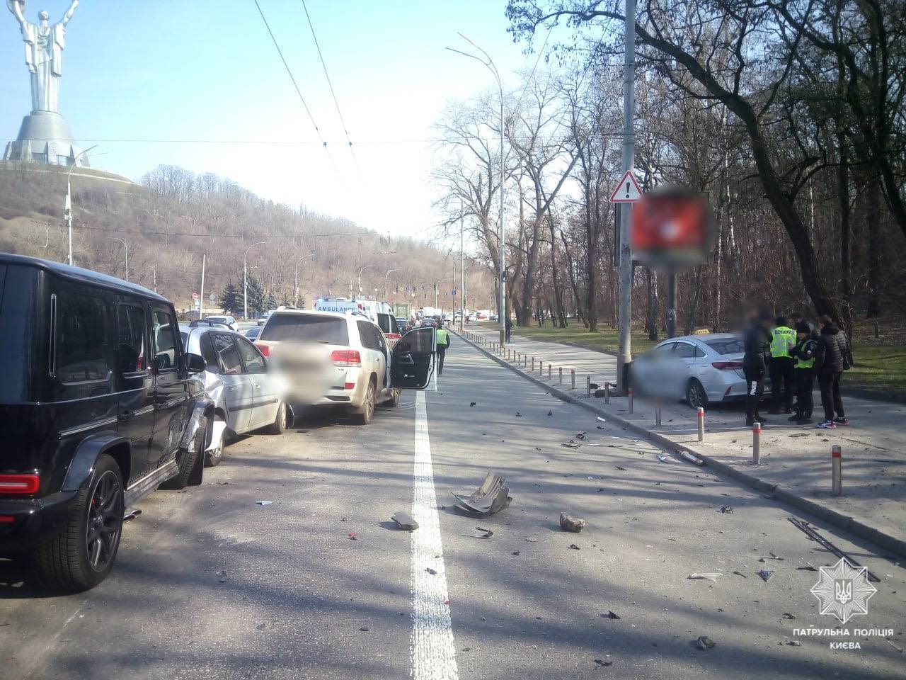 В Киеве на Печерске произошла авария с участием пяти авто: одна из машин влетела в столб. Фото и видео