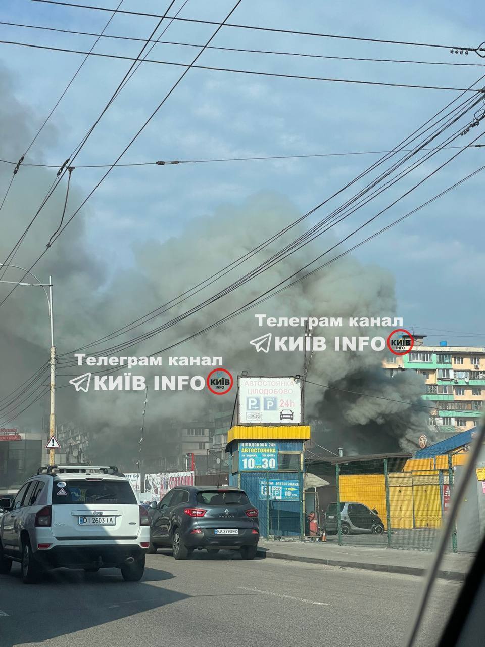 Район затянуло черным дымом: в Киеве на Борщаговском рынке произошел пожар. Видео и подробности