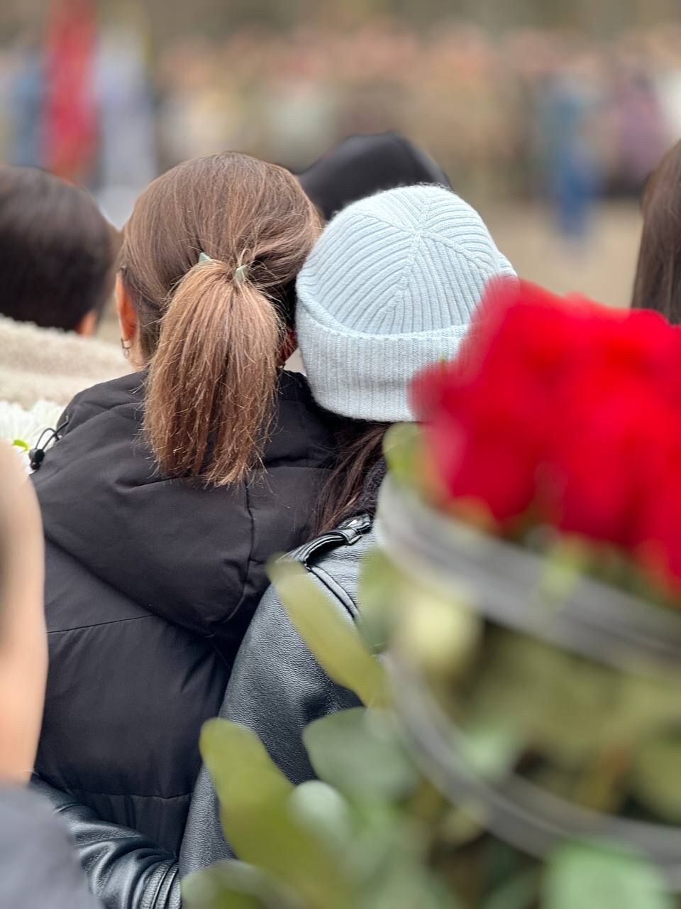 Прийшли сотні людей: в Одесі попрощалися з подружжям з трьома дітьми, яке загинуло внаслідок російської атаки. Фото 