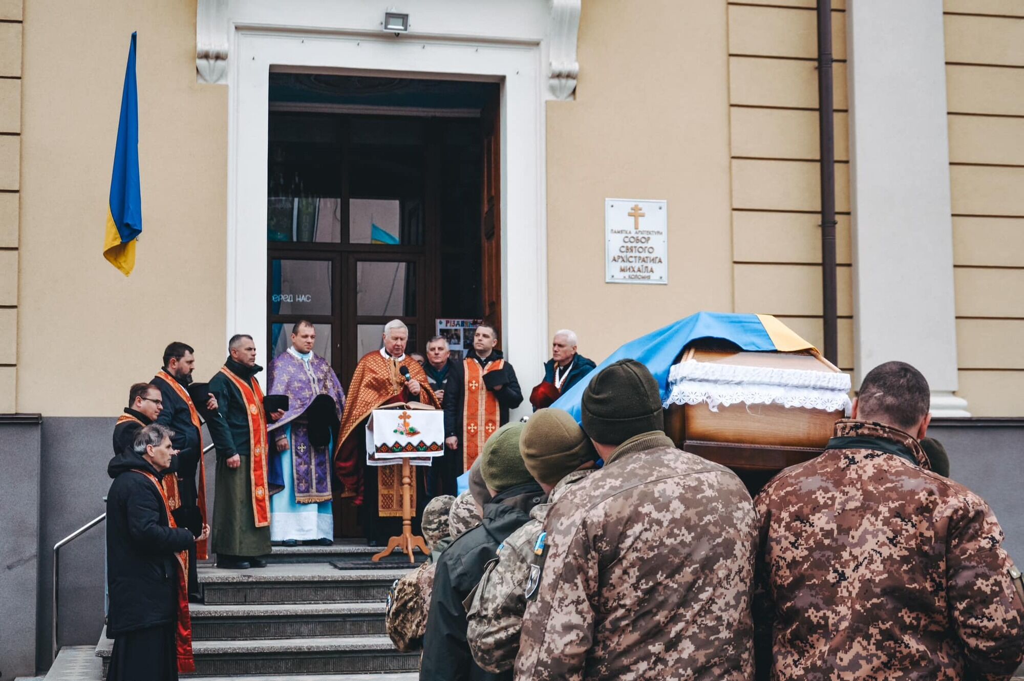 Гроб несли побратимы защитника Украины