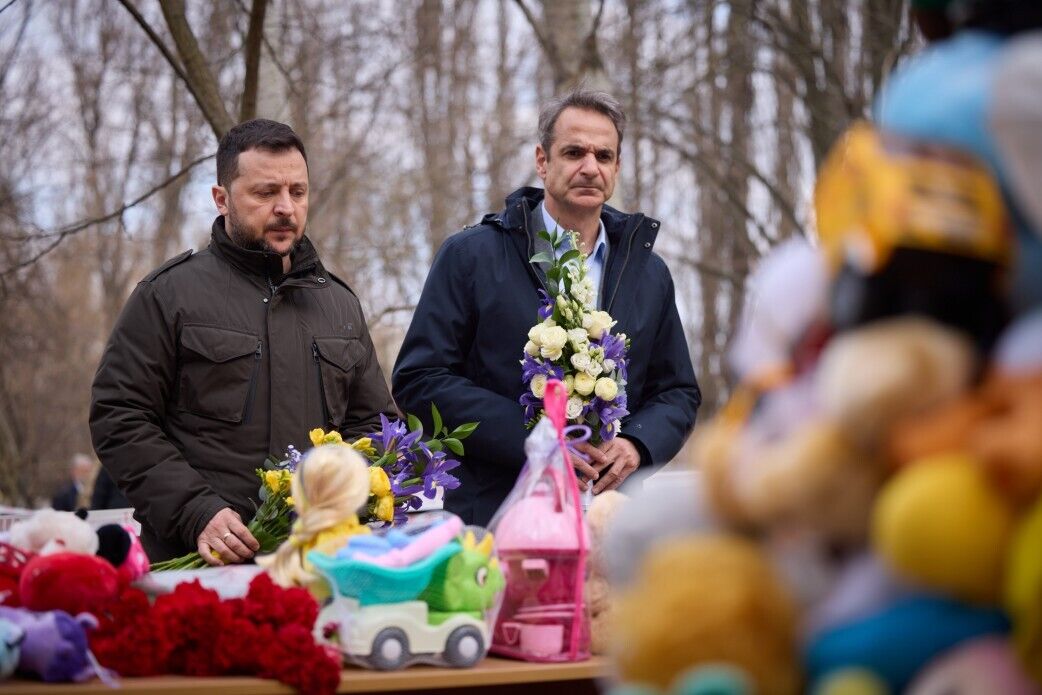 Зеленский с премьером Греции в Одессе почтили память погибших в результате попадания российского "Шахеда" в жилой дом. Фото и видео