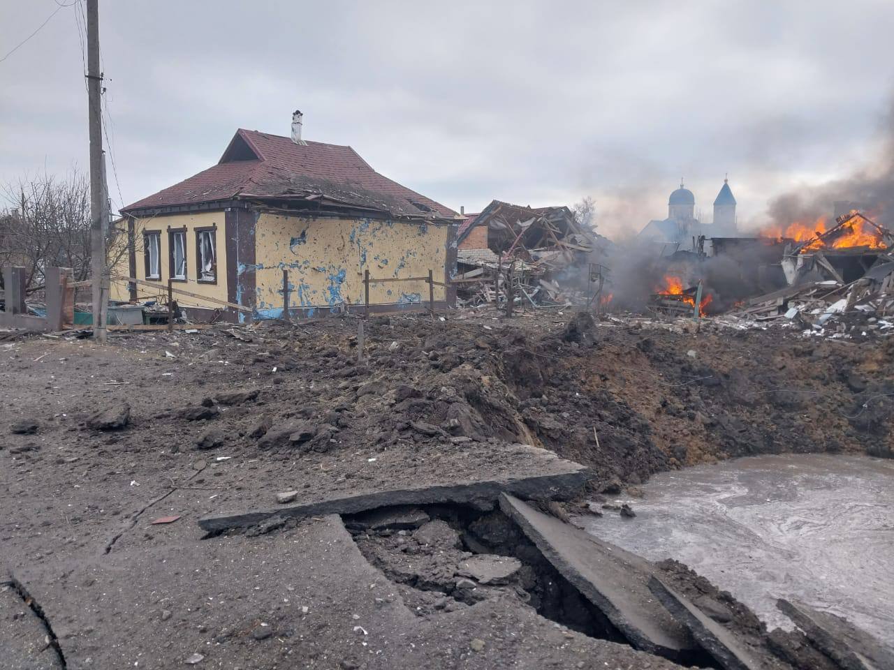 Оккупанты ударили по Боровой на Харьковщине: погиб мужчина, среди раненых трое детей