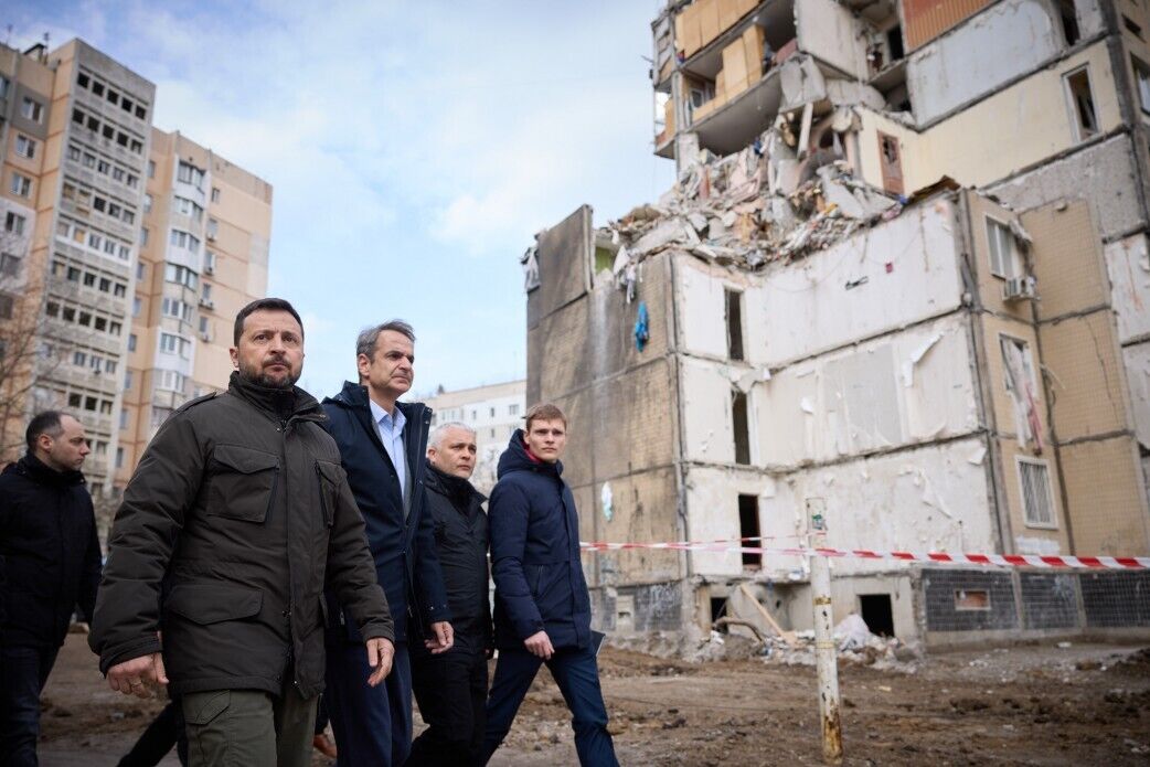 Зеленский с премьером Греции в Одессе почтили память погибших в результате попадания российского "Шахеда" в жилой дом. Фото и видео