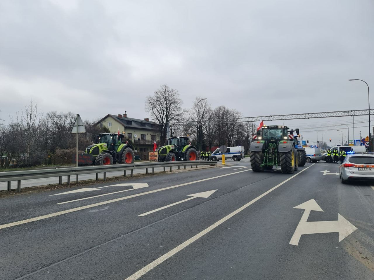 Жгут шины, файеры, перекрывают улицы тракторами: польские фермеры устроили масштабную забастовку. Видео