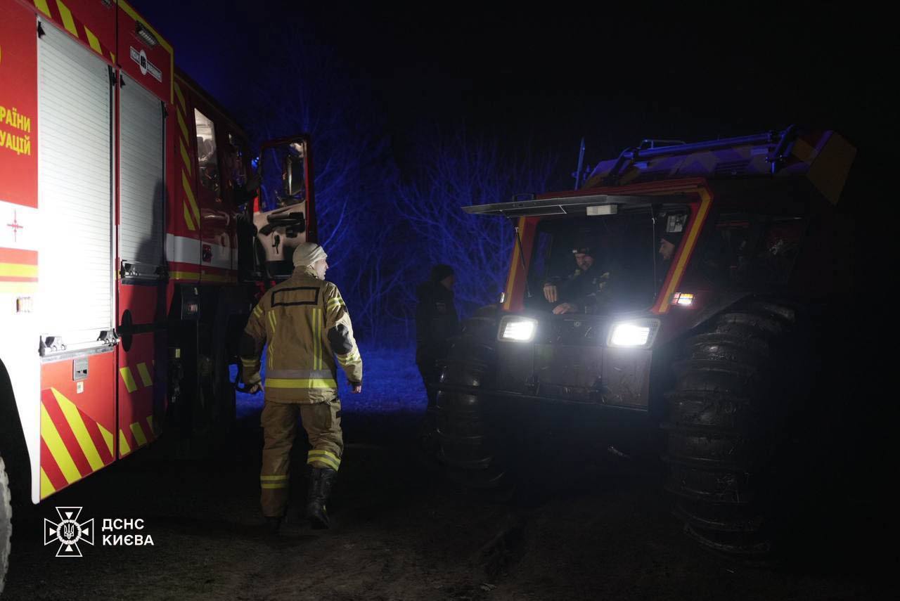 Під Києвом горіла суха трава і очерет: рятувальники ДСНС і КАРС ліквідували пожежу. Відео
