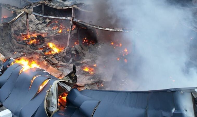 Россияне обстреляли Никополь из артиллерии: загорелся большой магазин. Фото и видео