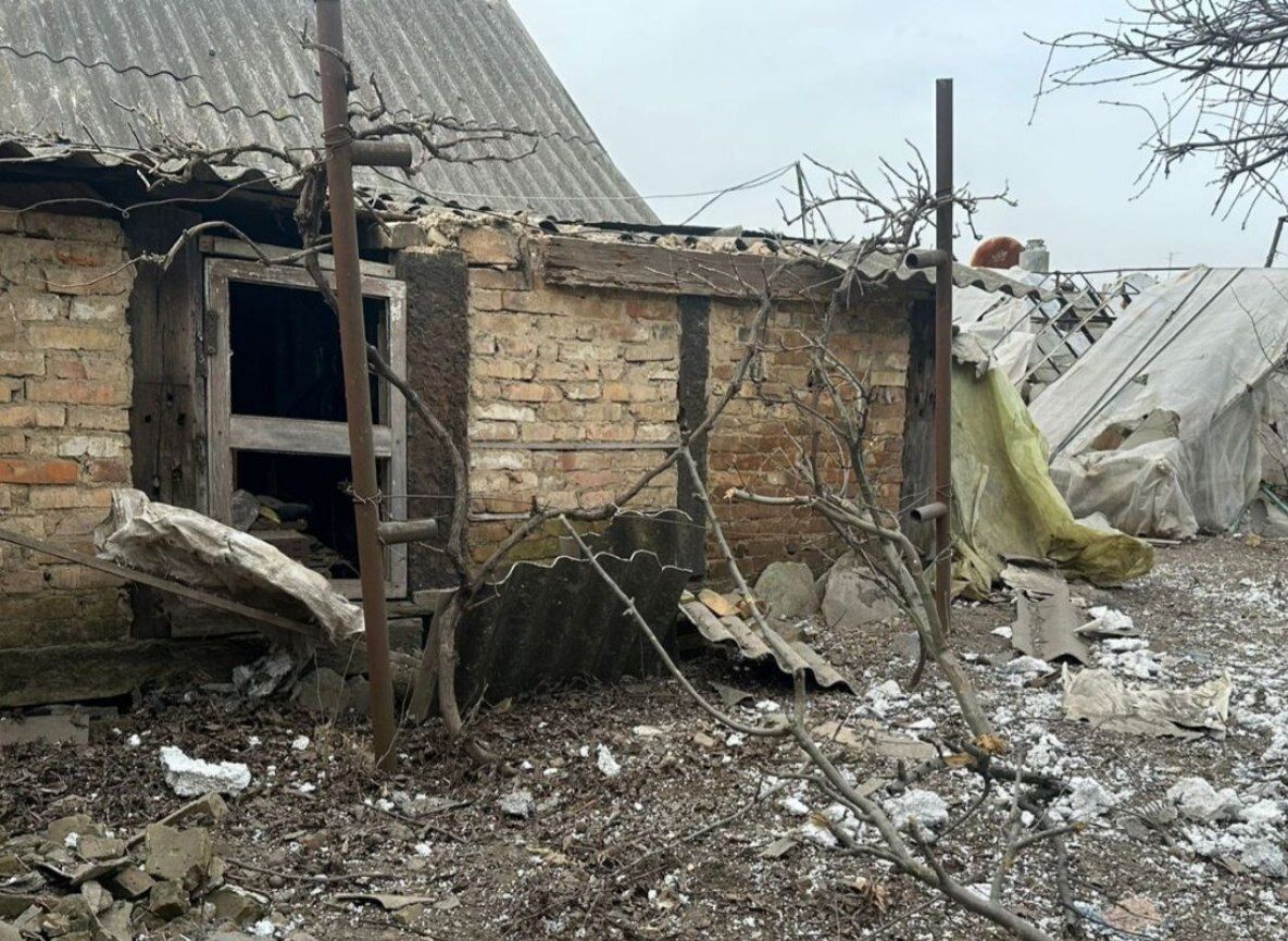 Россияне обстреляли Никополь из артиллерии: загорелся большой магазин. Фото и видео