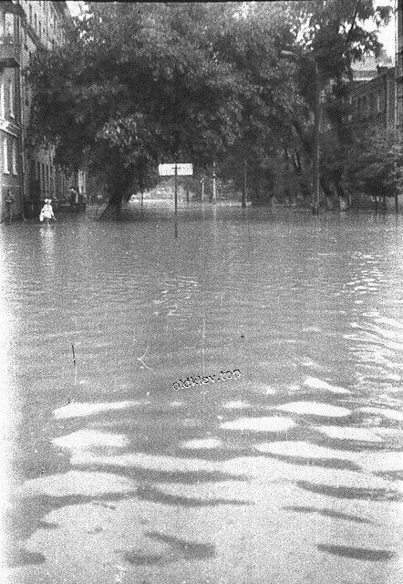 В сети показали, как наводнение в 1979 году превратило киевский Подол в итальянскую Венецию. Фото