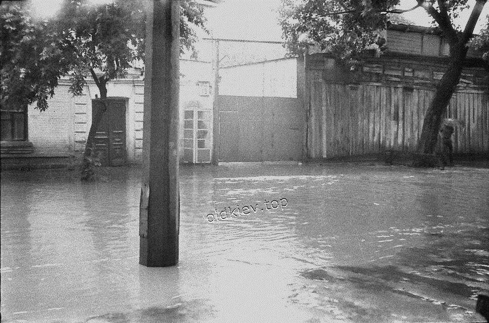 В сети показали, как наводнение в 1979 году превратило киевский Подол в итальянскую Венецию. Фото