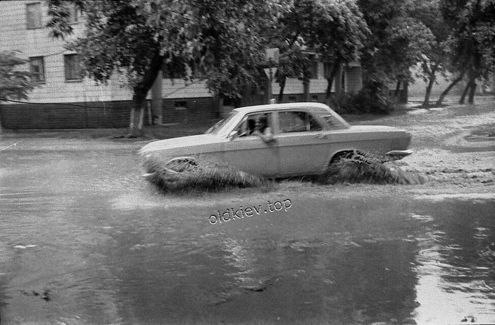 У мережі показали, як повінь у 1979 році перетворила київський Поділ на італійську Венецію. Фото