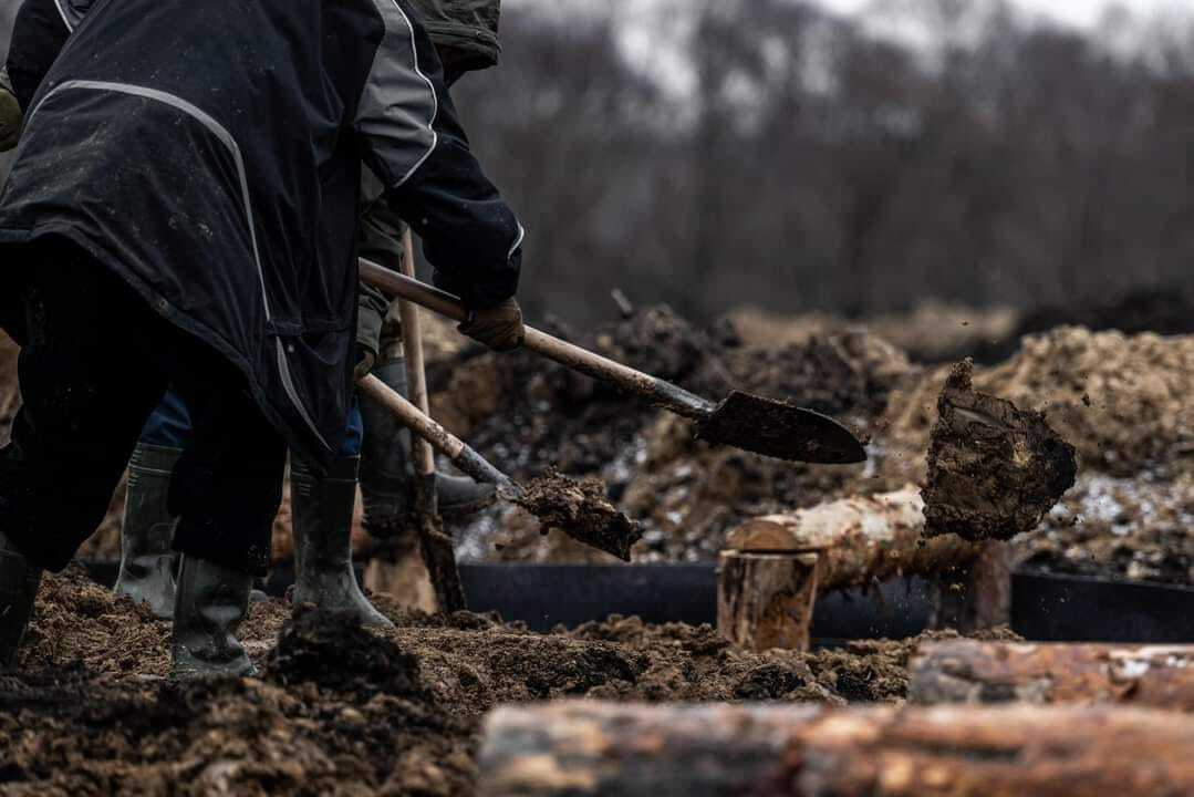 Земляные работы в разгаре: в Генштабе показали возведение фортификаций в  Сумской области. Фото