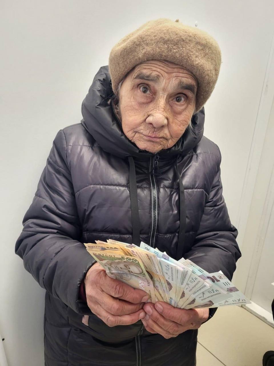 По национальности – россиянка: 84-летняя женщина из Хмельницкой области передала 30 тыс. грн на авто для защитника Украины. Фото