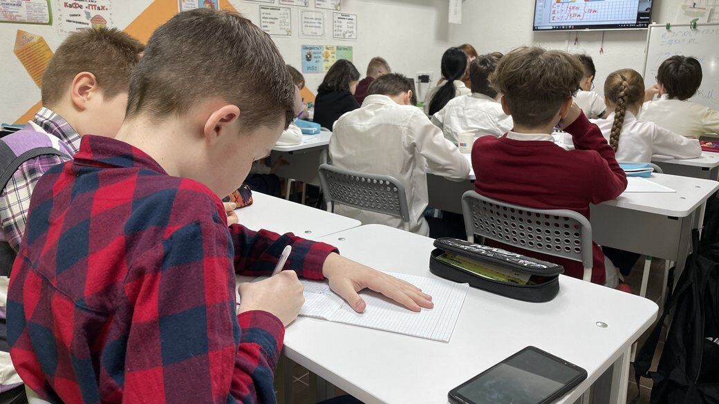 90% дітей постійно в укритті: як працює єдина офлайн-школа в Харкові. Фото і відео