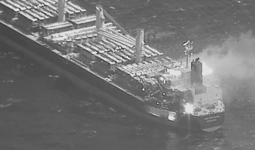 Хусити вперше вбили моряків під час атаки на корабель: на судні спалахнула пожежа. Фото