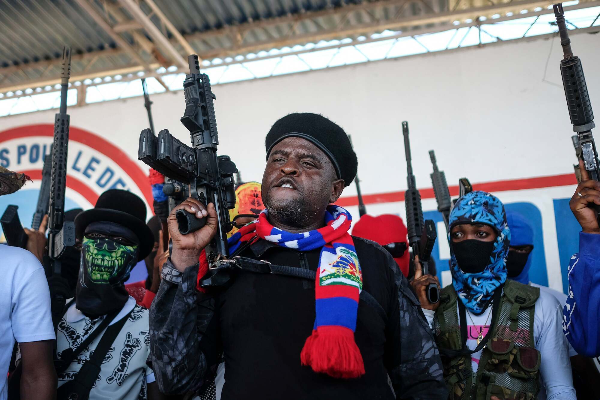Лидер бандитов Гаити пригрозил "гражданской войной", если премьер не уйдет в отставку