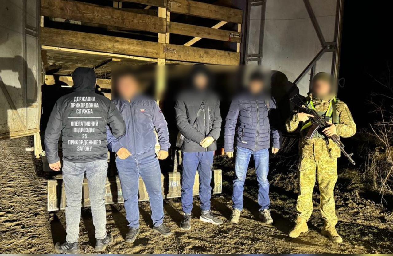 Заплатили по $5 тыс. за "трансфер": пограничники поймали мужчин, пытавшихся выехать в Молдову в прицепе для животных. Видео