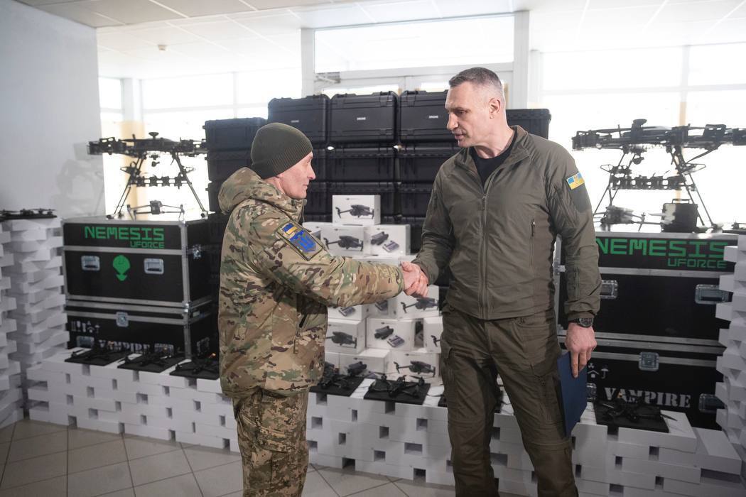 Почти 500 БПЛА разных типов: Кличко показал новую партию помощи для военных на Донбассе. Фото