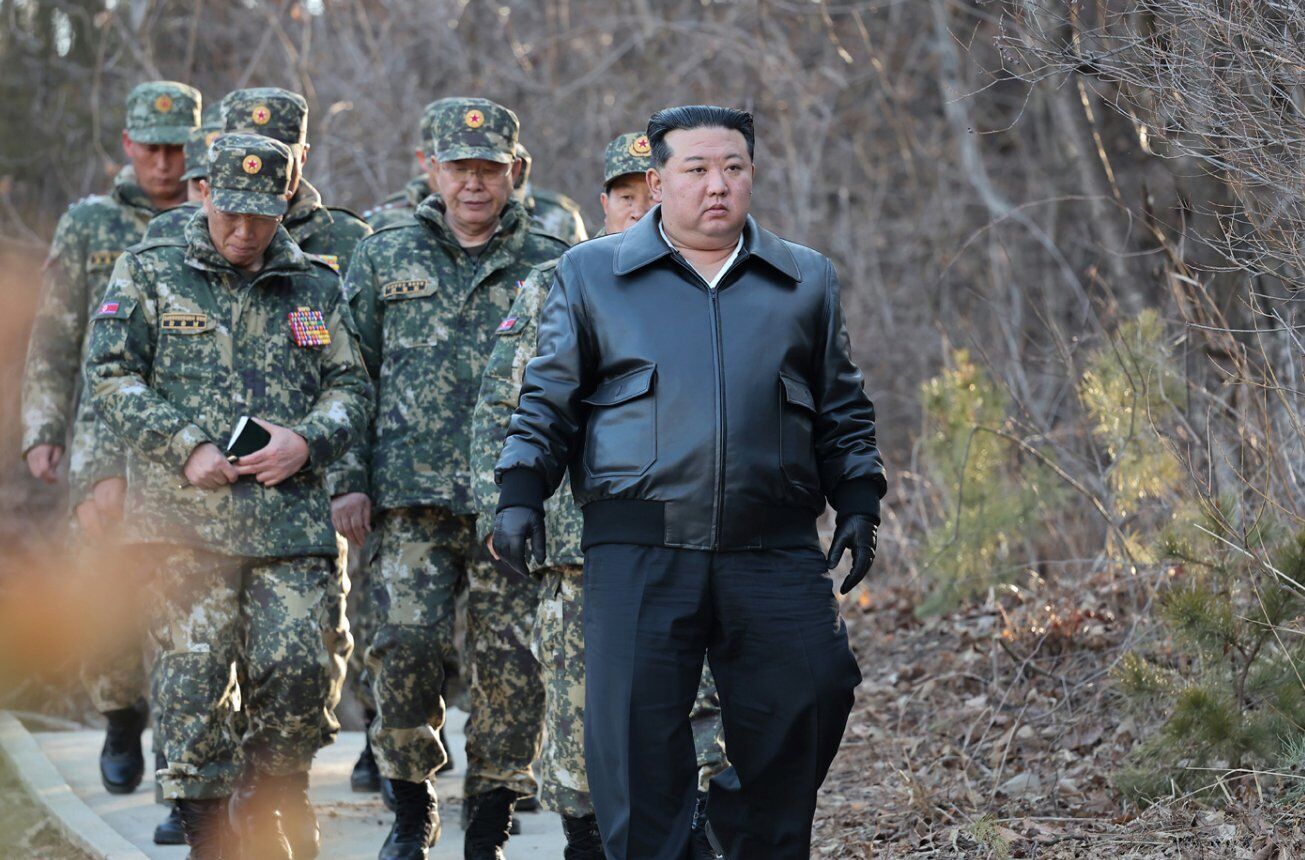 Ким Чен Ын призвал свою армию интенсивнее готовиться к войне: на учениях отработали штурм пограничных постов