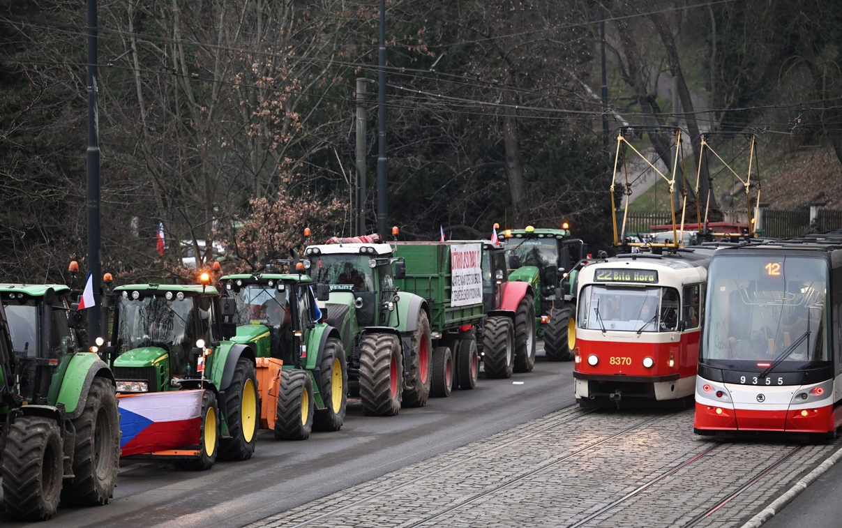 Фермеры проехали на тракторах по Праге