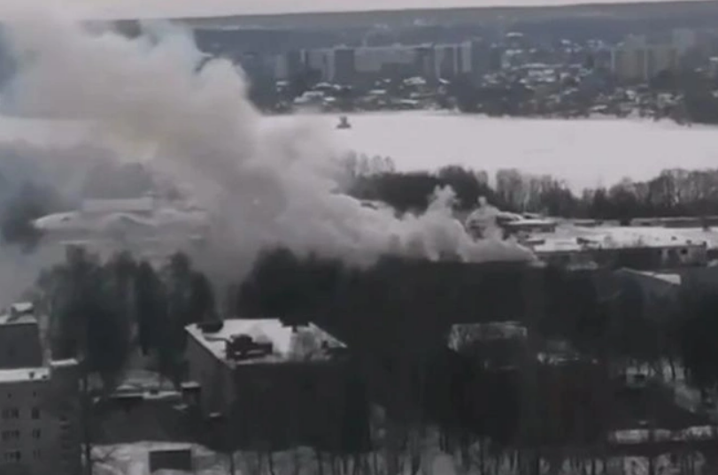 В Казани вспыхнул пожар на территории танкового училища, поднялся дым. Фото и видео