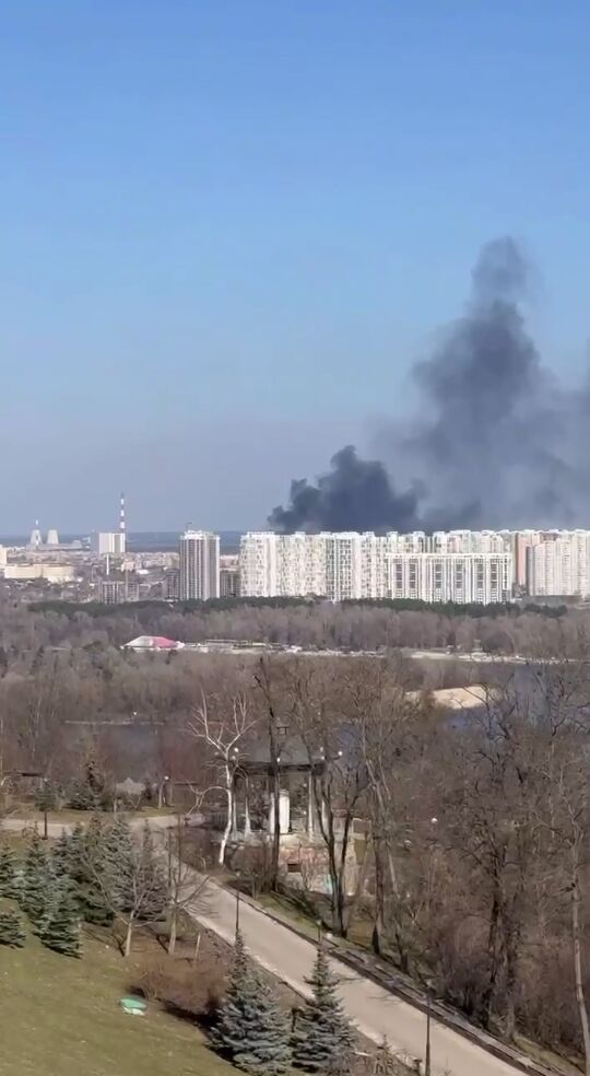 Стовп чорного диму бачили у кількох районах: у Києві сталась пожежа. Відео і подробиці