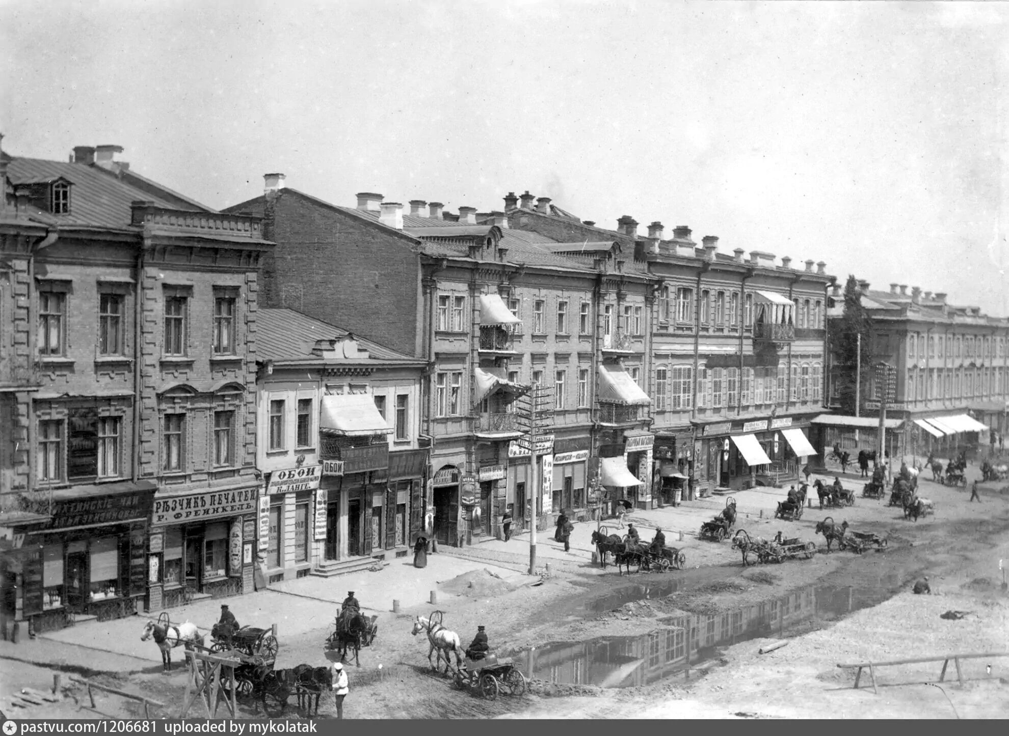 У Києві у 1880-х роках ще існував струмок, який під час злив підтоплював будинки на Хрещатику. Унікальне фото