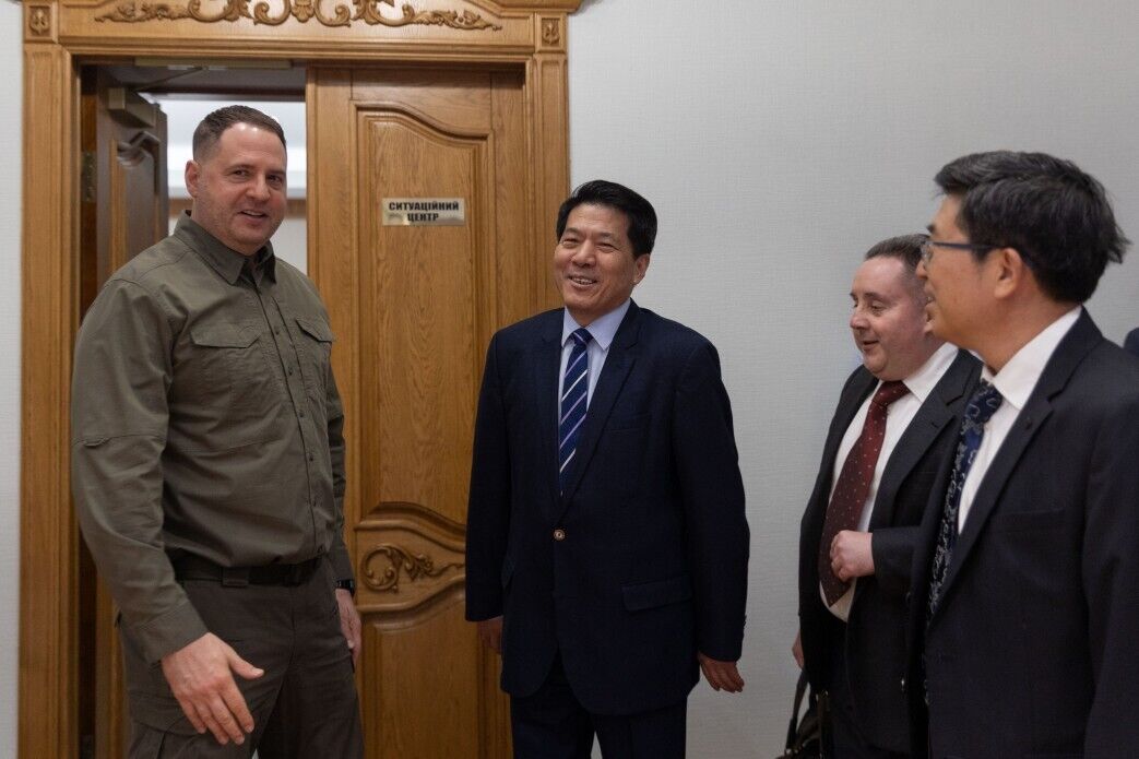 Спецпредставитель Китая по Евразии посетил Киев: ему показали обломки ракеты из КНДР. Фото