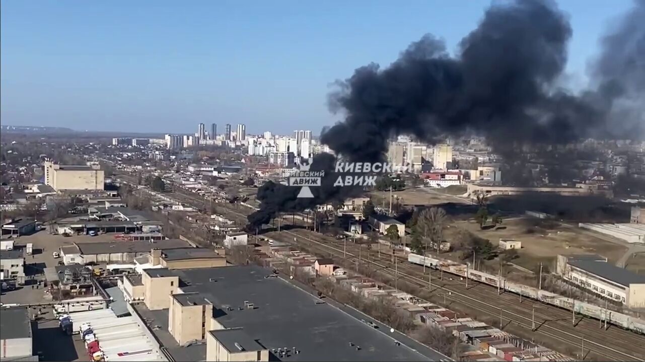 Столб черного дыма видели в нескольких районах: в Киеве произошел пожар. Видео и подробности