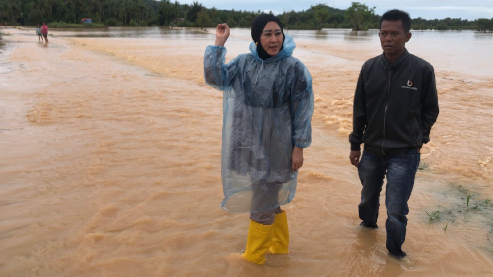 В Индонезии масштабное наводнение повлекло за собой оползни: три человека погибли, десять пропали без вести