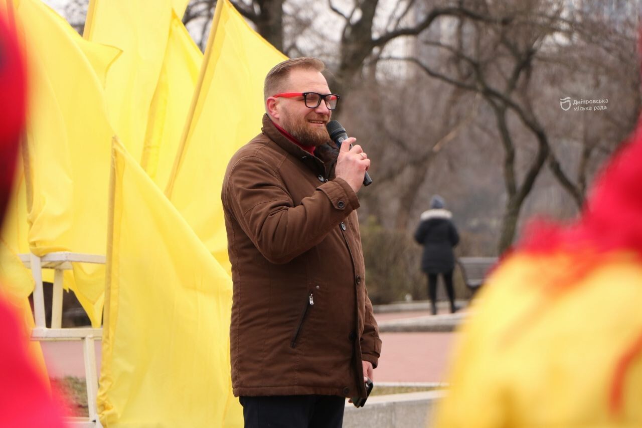 18-метровый флаг Украины и вышиванка: в Днепре украсили памятник Тарасу Шевченко