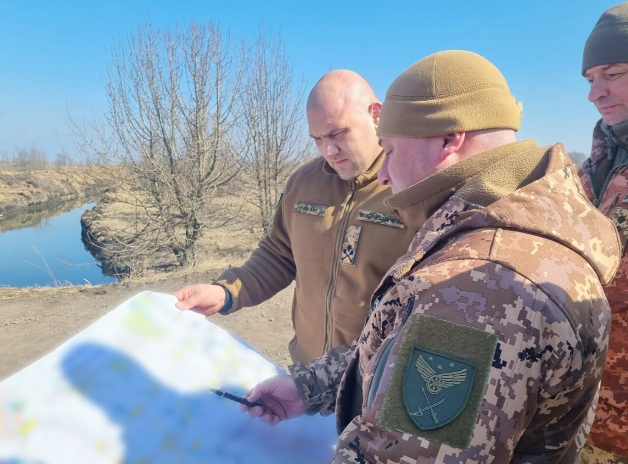 Десятки километров противотанковых рвов, блиндажей и капониров: в Днепропетровской области возводят новую линию обороны. Фото