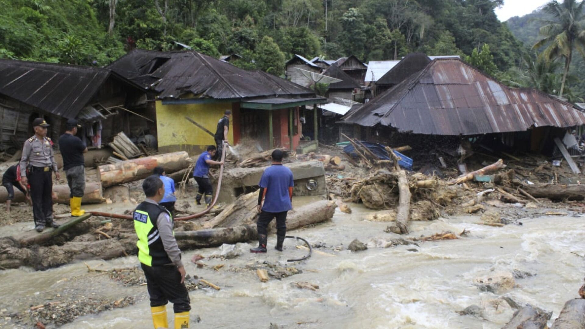 В Индонезии масштабное наводнение повлекло за собой оползни: три человека погибли, десять пропали без вести