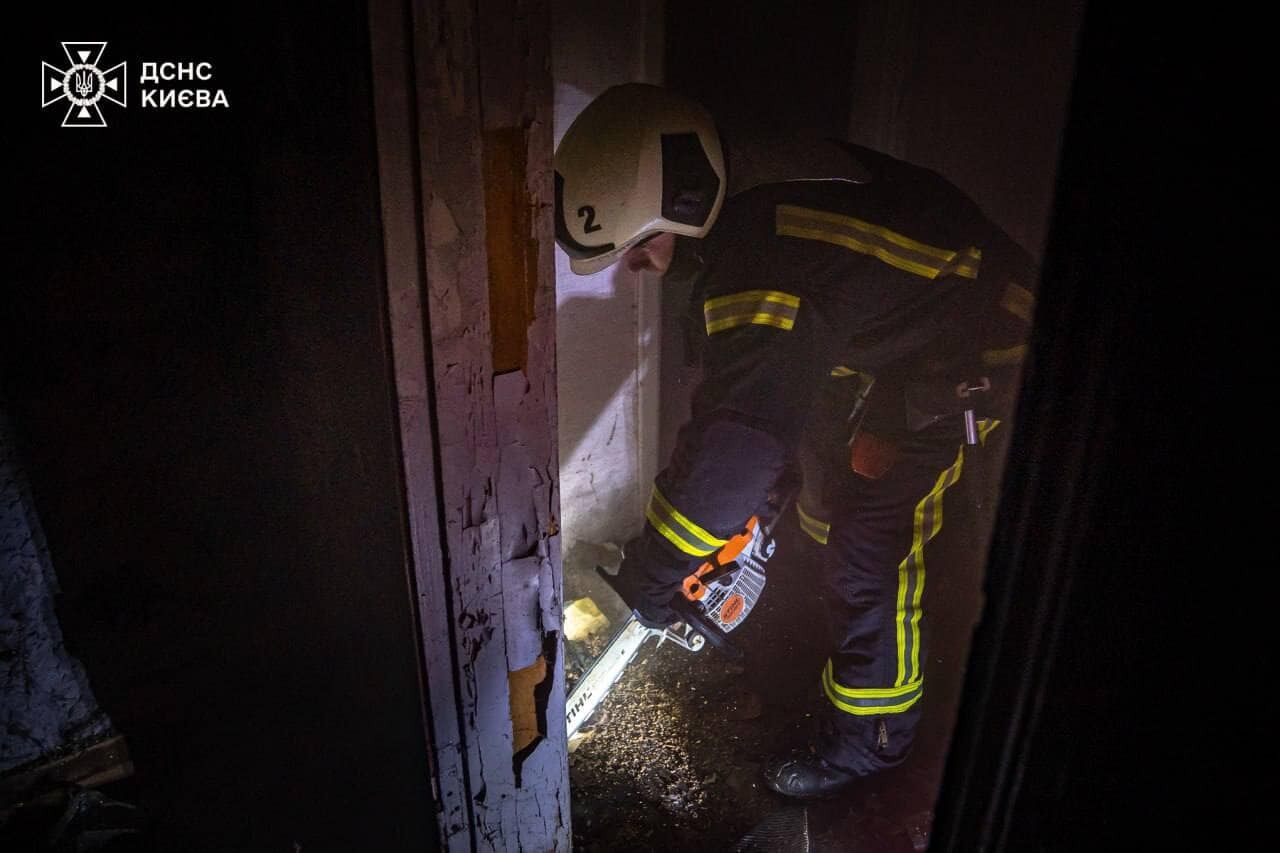 У Києві сталась пожежа у відселеній будівлі: є загиблий. Подробиці і фото