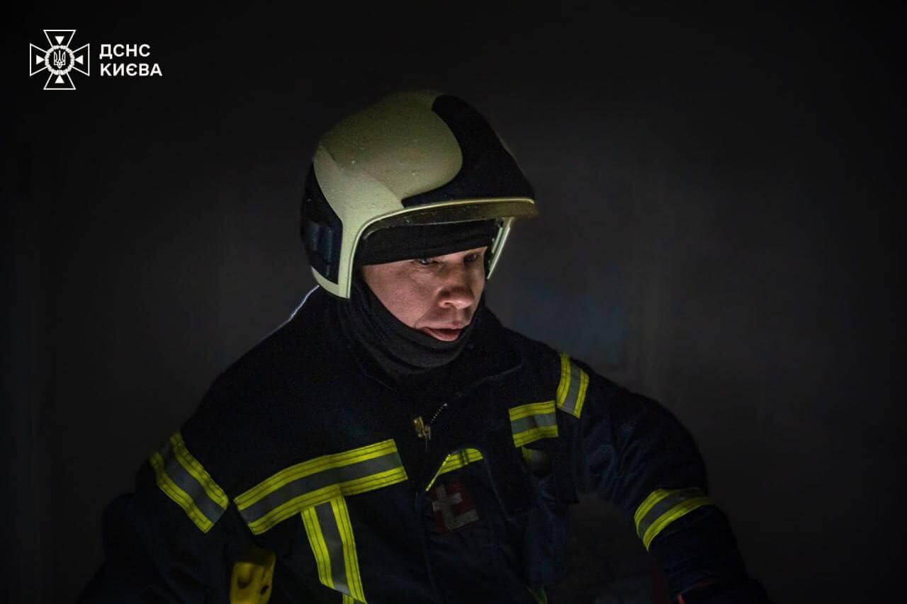 В Киеве произошел пожар в отселенном здании: есть погибший. Подробности и фото