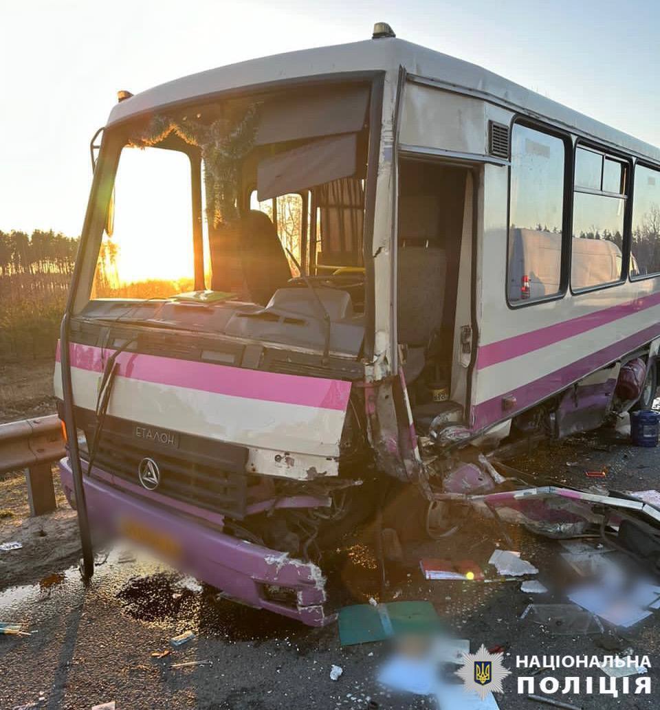 На Київщині сталась аварія за участі автобуса та двох легковиків: є загиблий і постраждалі. Фото