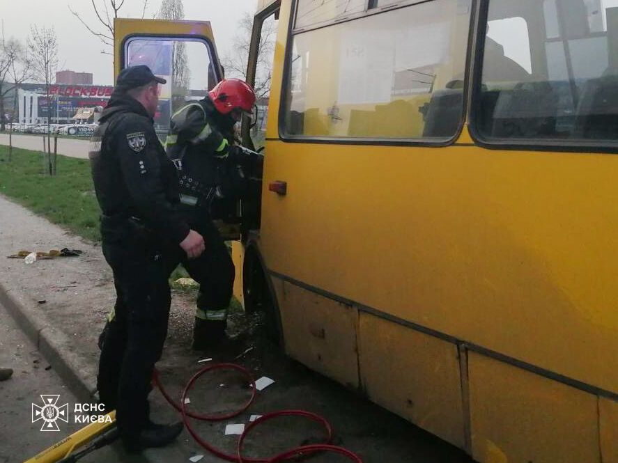 В Киеве на проспекте Бандеры маршрутка на скорости въехала в столб: есть пострадавший. Фото и видео
