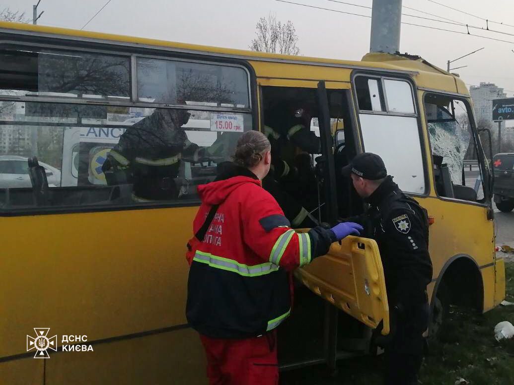 В Киеве на проспекте Бандеры маршрутка на скорости въехала в столб: есть пострадавший. Фото и видео