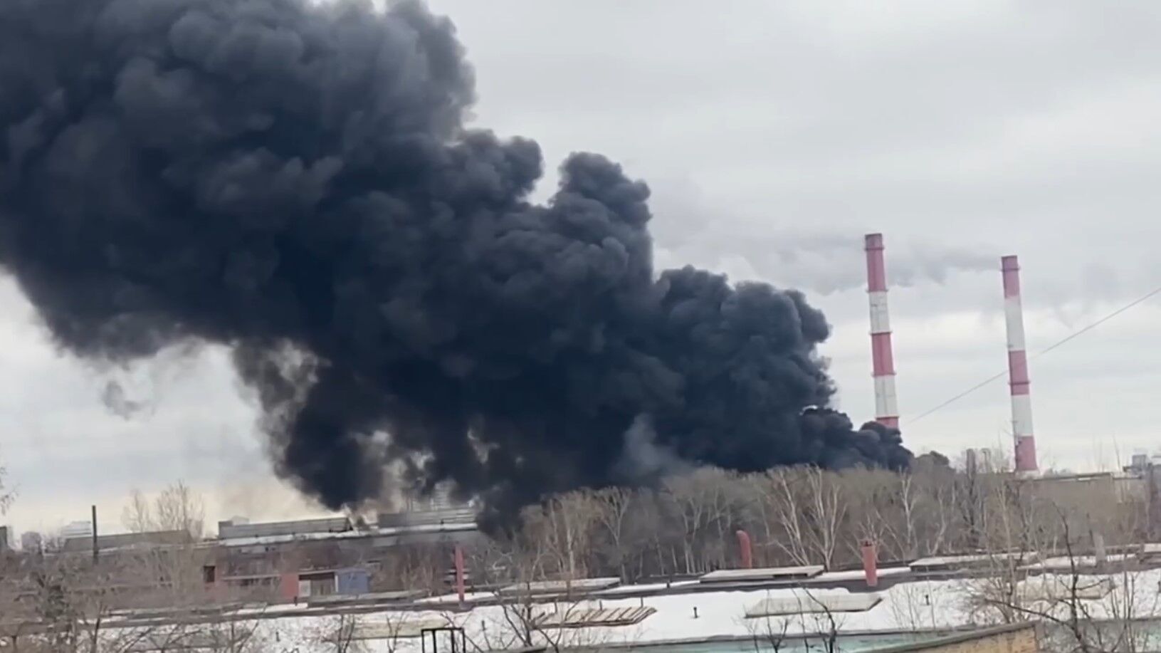 В Екатеринбурге вспыхнул пожар на "Уралмашзаводе", валит черный дым. Видео